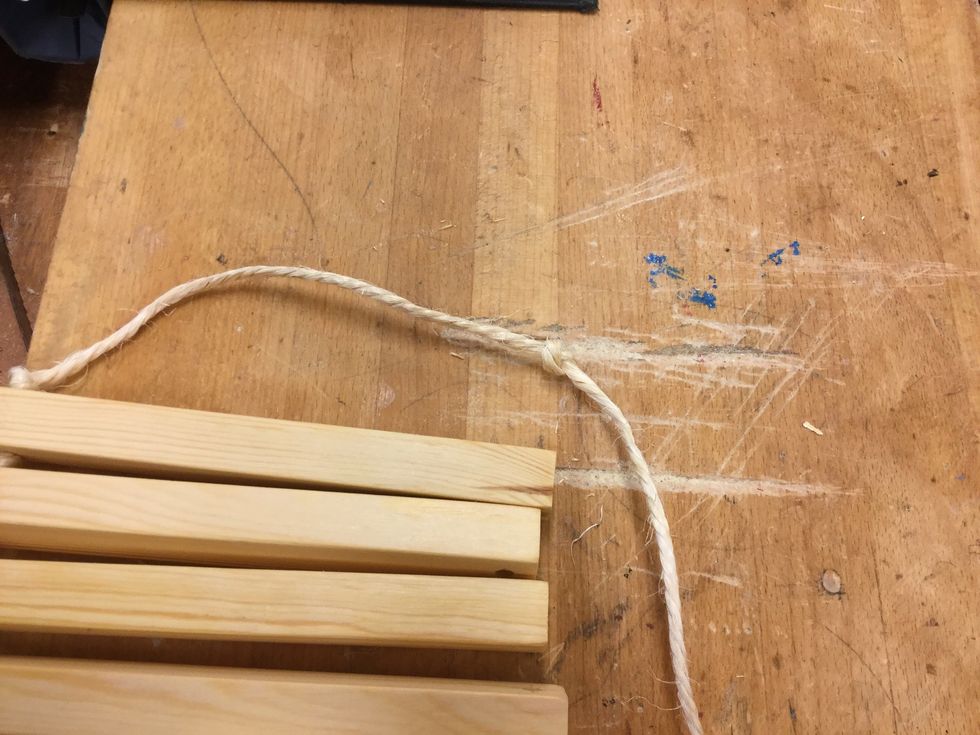 Knyt en knyt ca 25 cm fr\u00e5n den andra knuten.