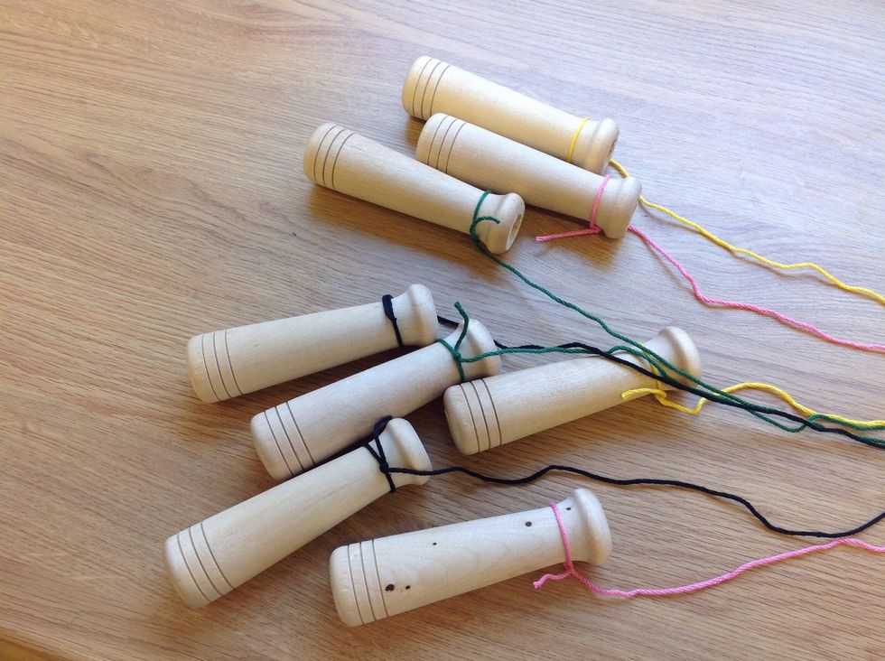 Knyt fast tyngderna i garn\u00e4ndarna.