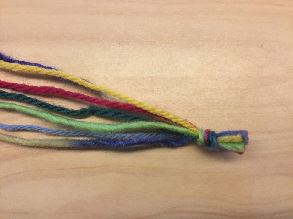 Knyt ihop garnbitarna i ena \u00e4nden.