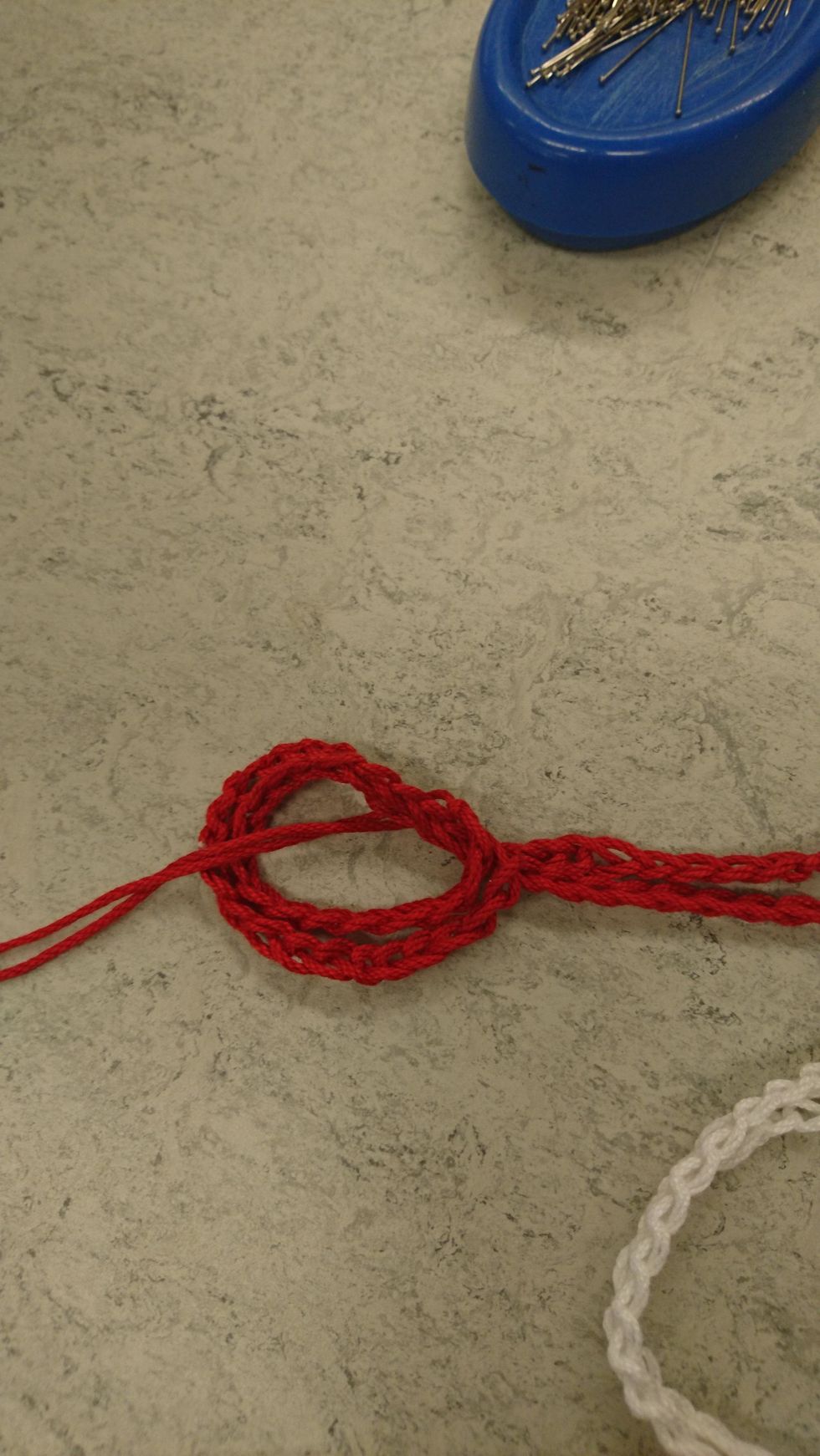 Knyt ihop \u00e4ndarna med varandra.