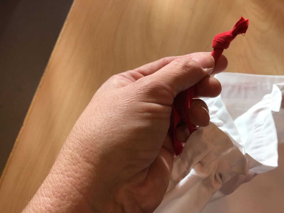 Knyt ihop \u00e4ndarna s\u00e5 att banden inte \u00e5ker in igen n\u00e4r du tar bort s\u00e4kerhetsn\u00e5len.