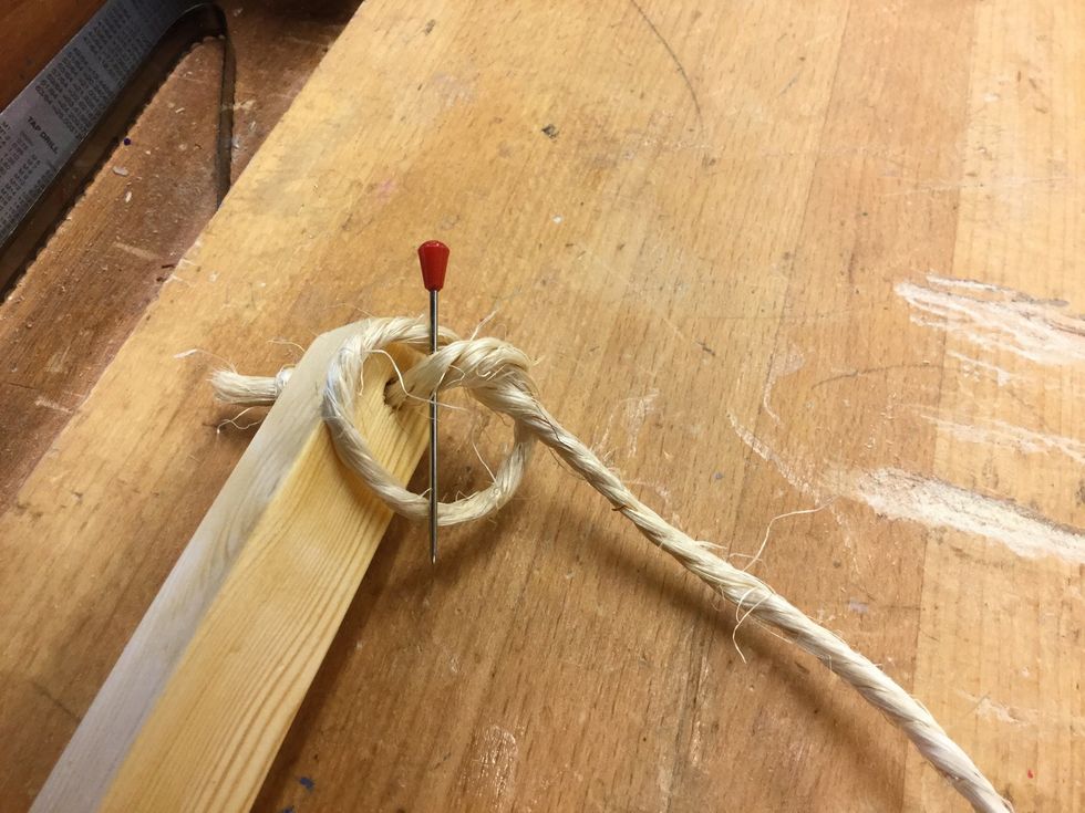 Knyt knuten runt n\u00e5len och dra \u00e5t. Dra sedan ut n\u00e5len.