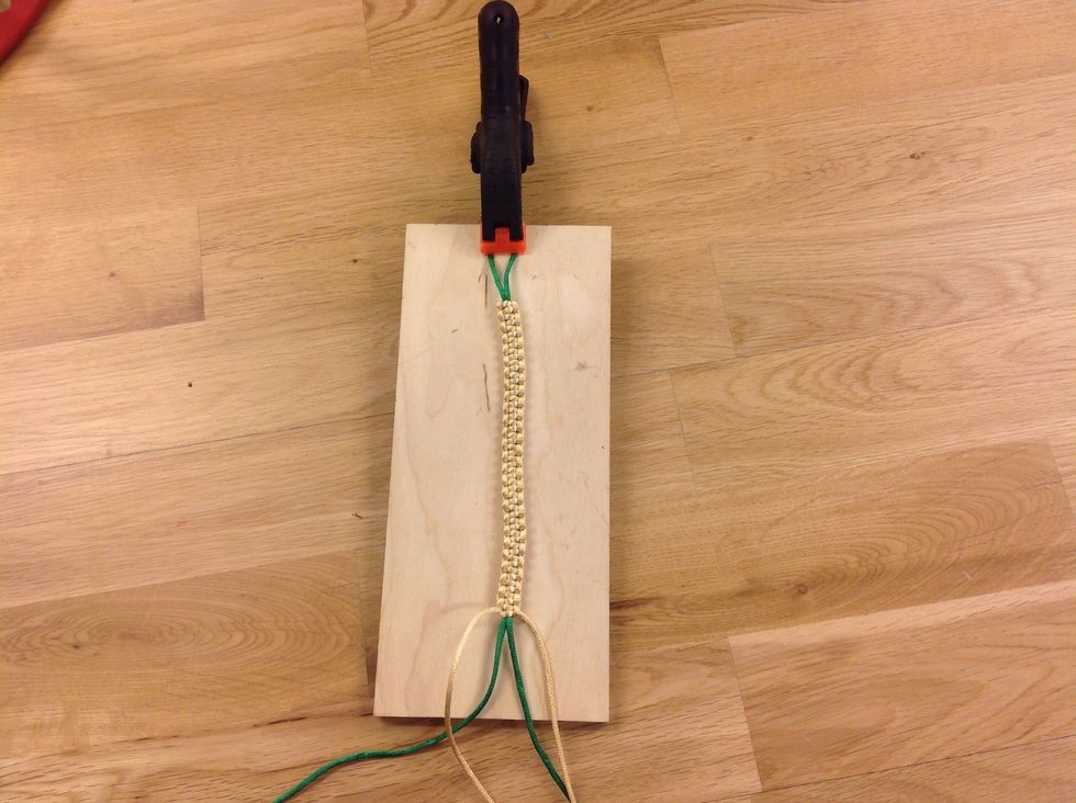 Knyt s\u00e5 l\u00e5ngt som du tror blir lagom till ett armband.