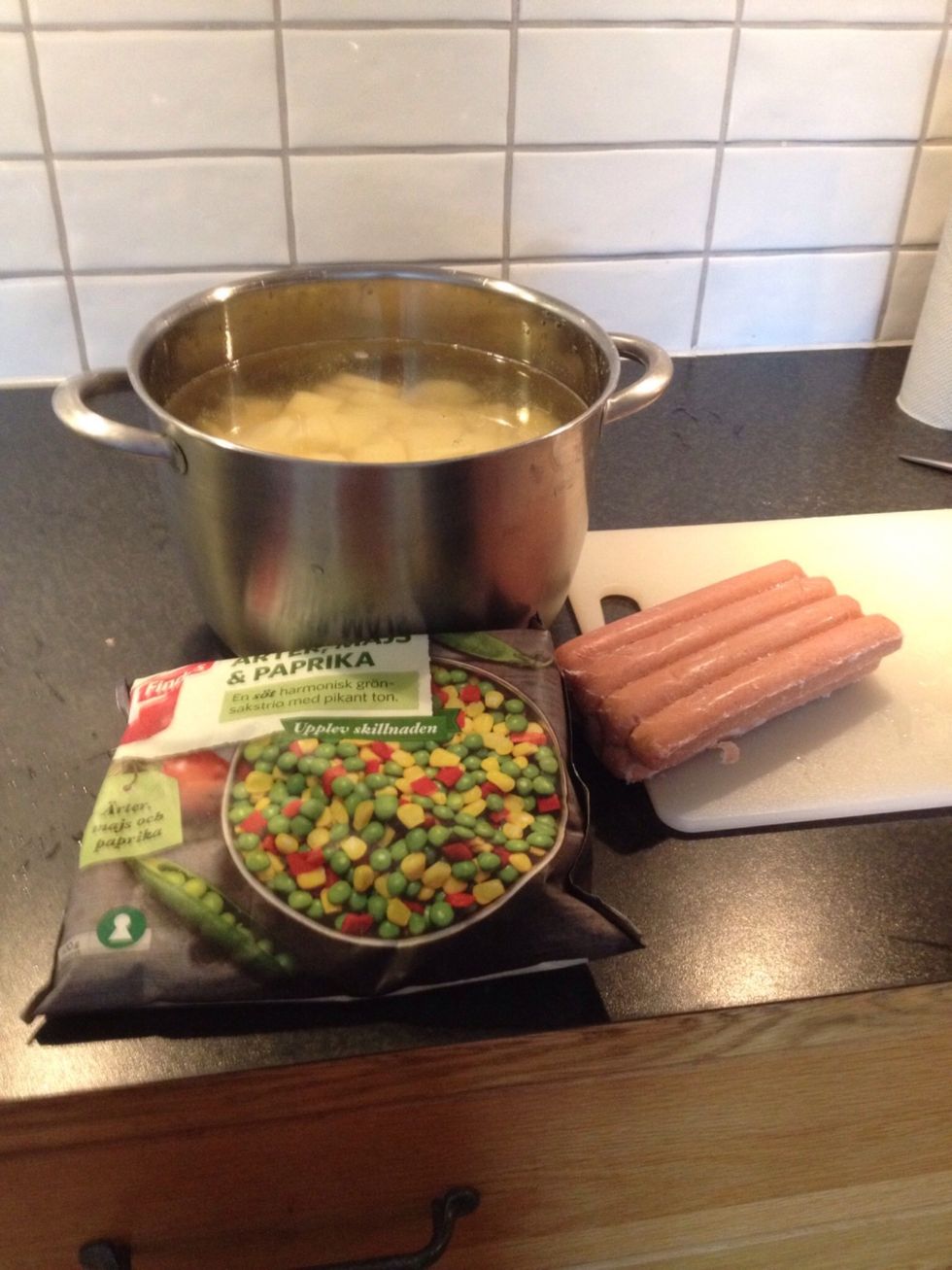 Koka potatisarna och om ni vill kan man ha gr\u00f6nsaker d\u00e5 ska man koka dom ocks\u00e5. Boil the potatoes and if you want you could have some vegetables if you want that you could boil them to.