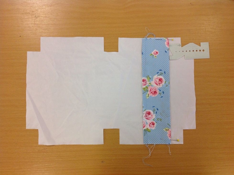 Kolla med m\u00e5ttlisan s\u00e5 att fickan hamnar 3 cm fr\u00e5n kanten.