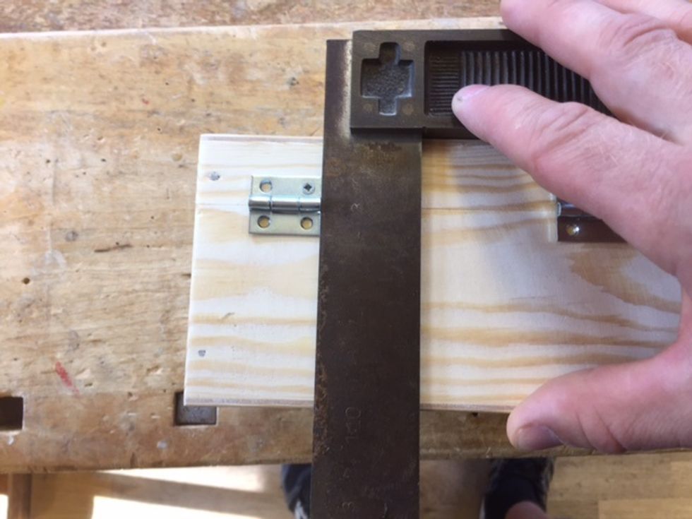 Kolla med vinkelhake att g\u00e5ngj\u00e4rnet sitter rakt.