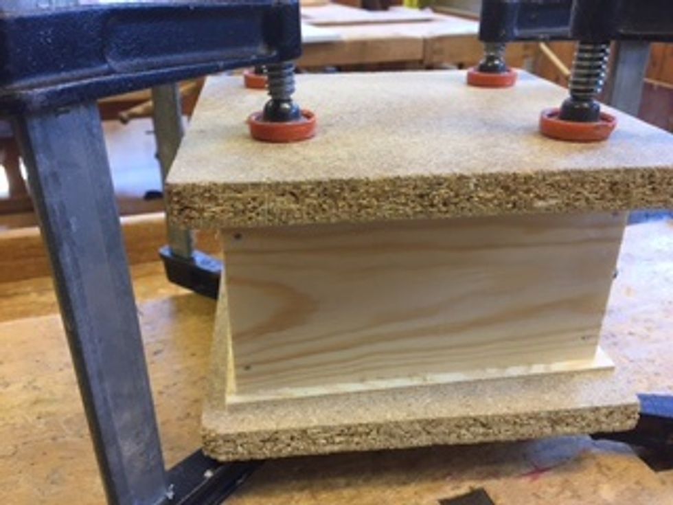 Kolla noga att plywooden sticker ut lite p\u00e5 alla sidor och sp\u00e4nn ihop allt med hj\u00e4lp av fyra skruvtvingar.