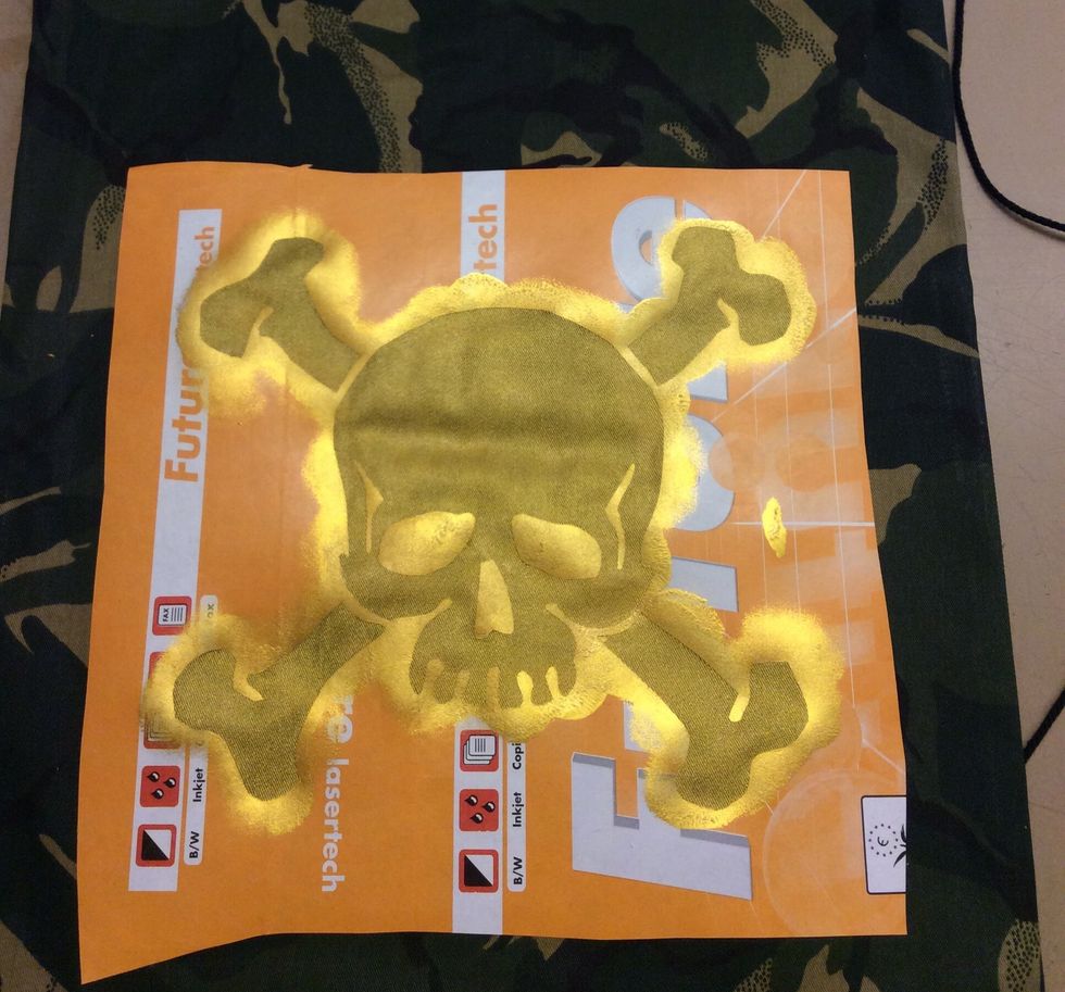 Kolla s\u00e5 att f\u00e4rgen \u00e4r j\u00e4mn och fin. L\u00e4gg trycket p\u00e5 tork till n\u00e4sta lektion. N\u00e4r f\u00e4rgen \u00e4r torr ska du pilla bort allt det gula pappret.