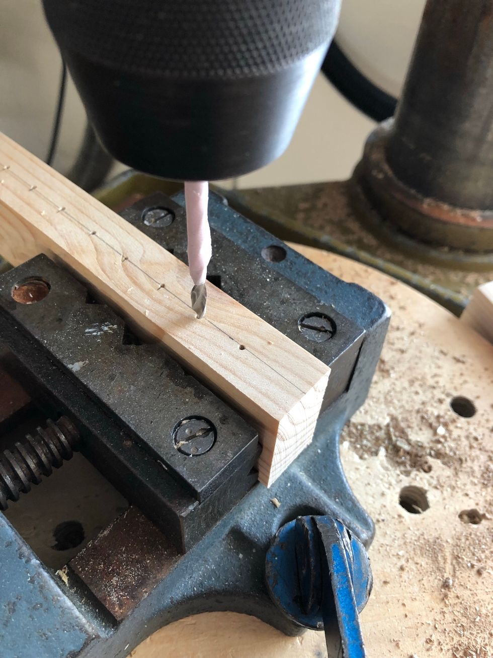 Kolla s\u00e5 borret tr\u00e4ffar en markering. Sp\u00e4nn \u00e5t skruvstycket