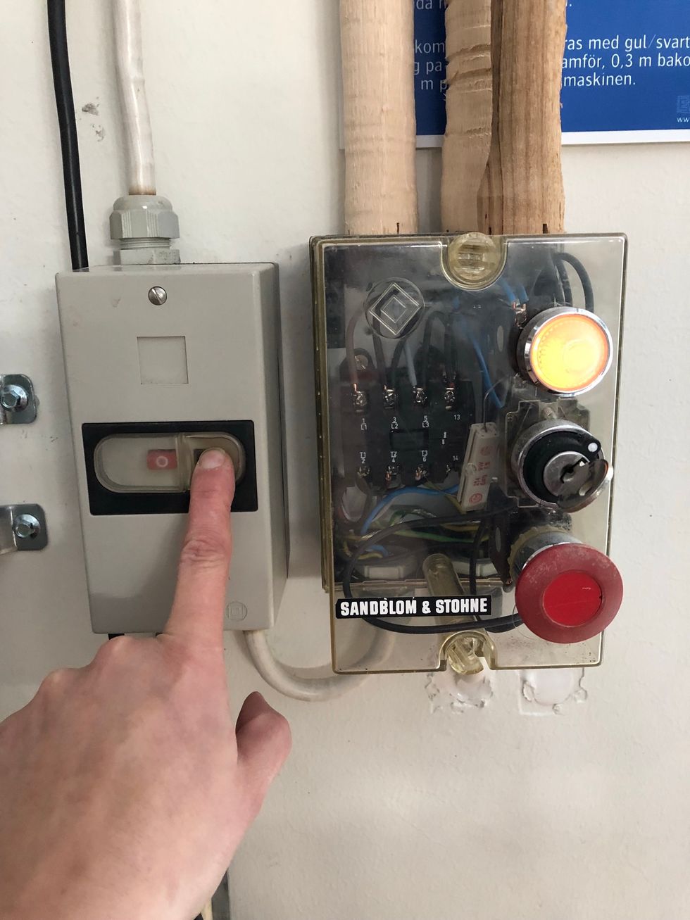 Kolla s\u00e5 nyckeln sitter i och tryck in brytaren. Svarta knappen