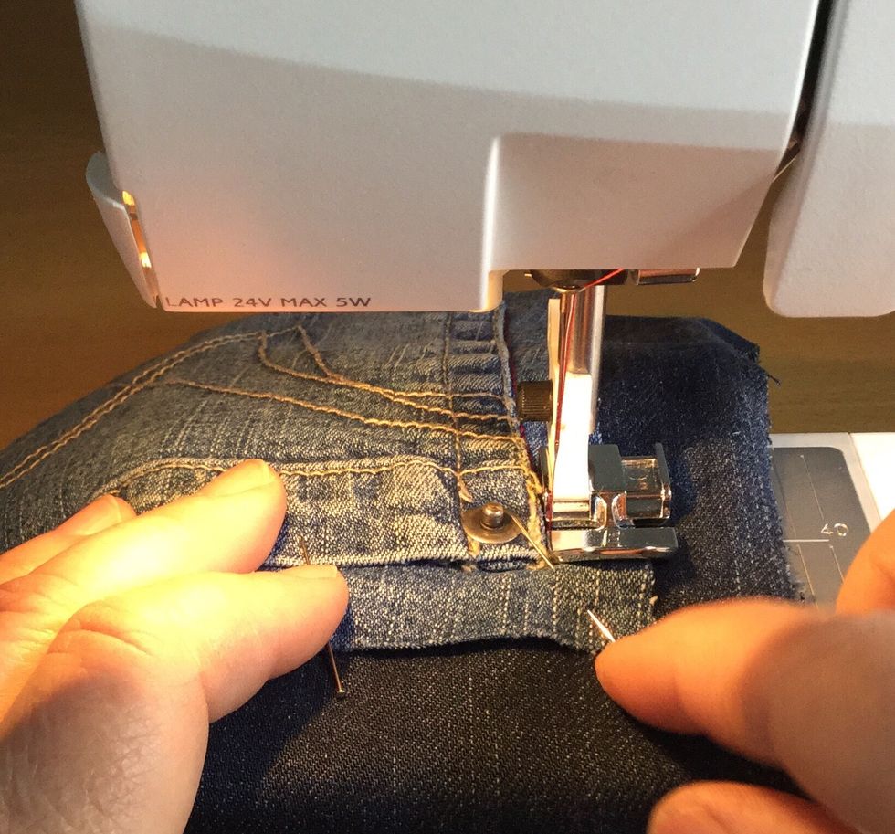 Kom ih\u00e5g att plocka bort knappn\u00e5larna efterhand. Om du syr \u00f6ver en knappn\u00e5l riskerer du at symaskinsn\u00e5len b\u00f6jer eller bruter.