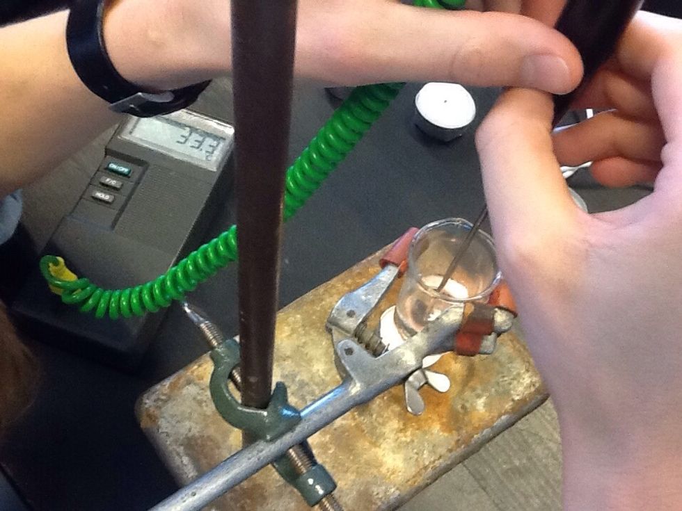 Kommentar: Hvis lyset br\u00e6nder i l\u00e6ngere tid bliver det varmere, hvilket kan p\u00e5virke resultatet, da mere af stearinen s\u00e5 vil fordampe!