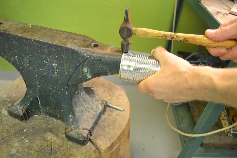 Konservburkar brukar ha en vass kant p\u00e5 insidan. Knacka ned den med hj\u00e4lp av hammaren och st\u00e4det. Tr\u00e4 burken p\u00e5 den \u201drunda\u201d sidan av st\u00e4det och banka fr\u00e5n utsidan samtidigt som du snurrar runt burken.