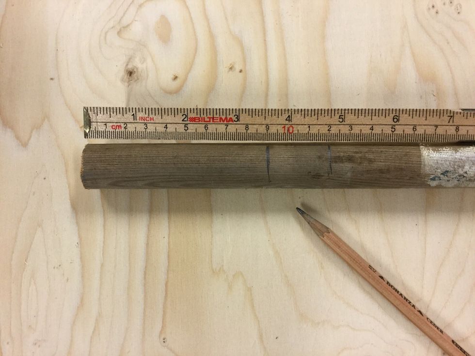 Kort\u00e4ndarna best\u00e5r av tjockare rundstav (\u00f8 25 mm). M\u00e4t och markera 9 cm och 12 cm.