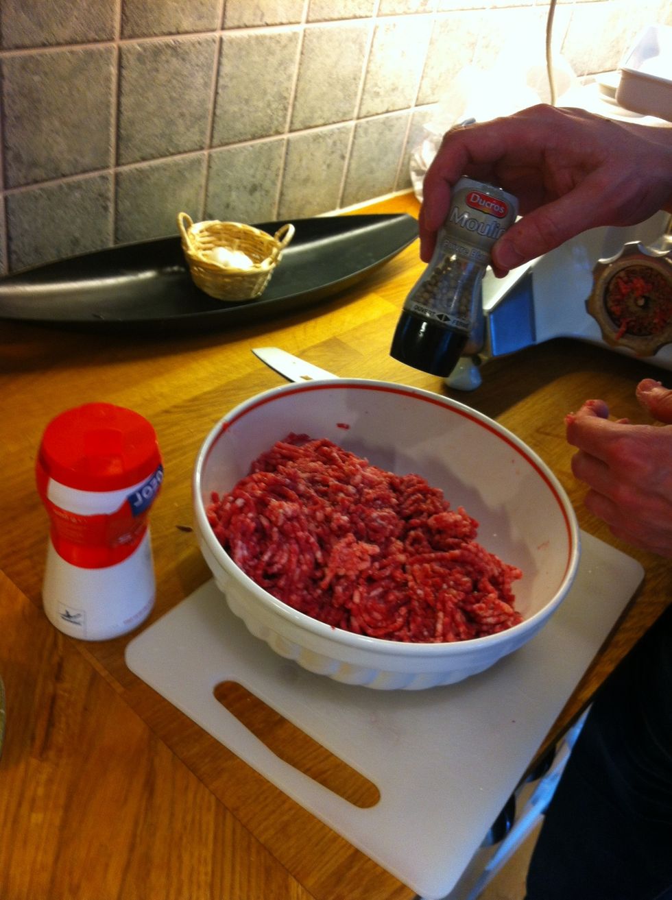 Krydda mer vitpeppar och salt.