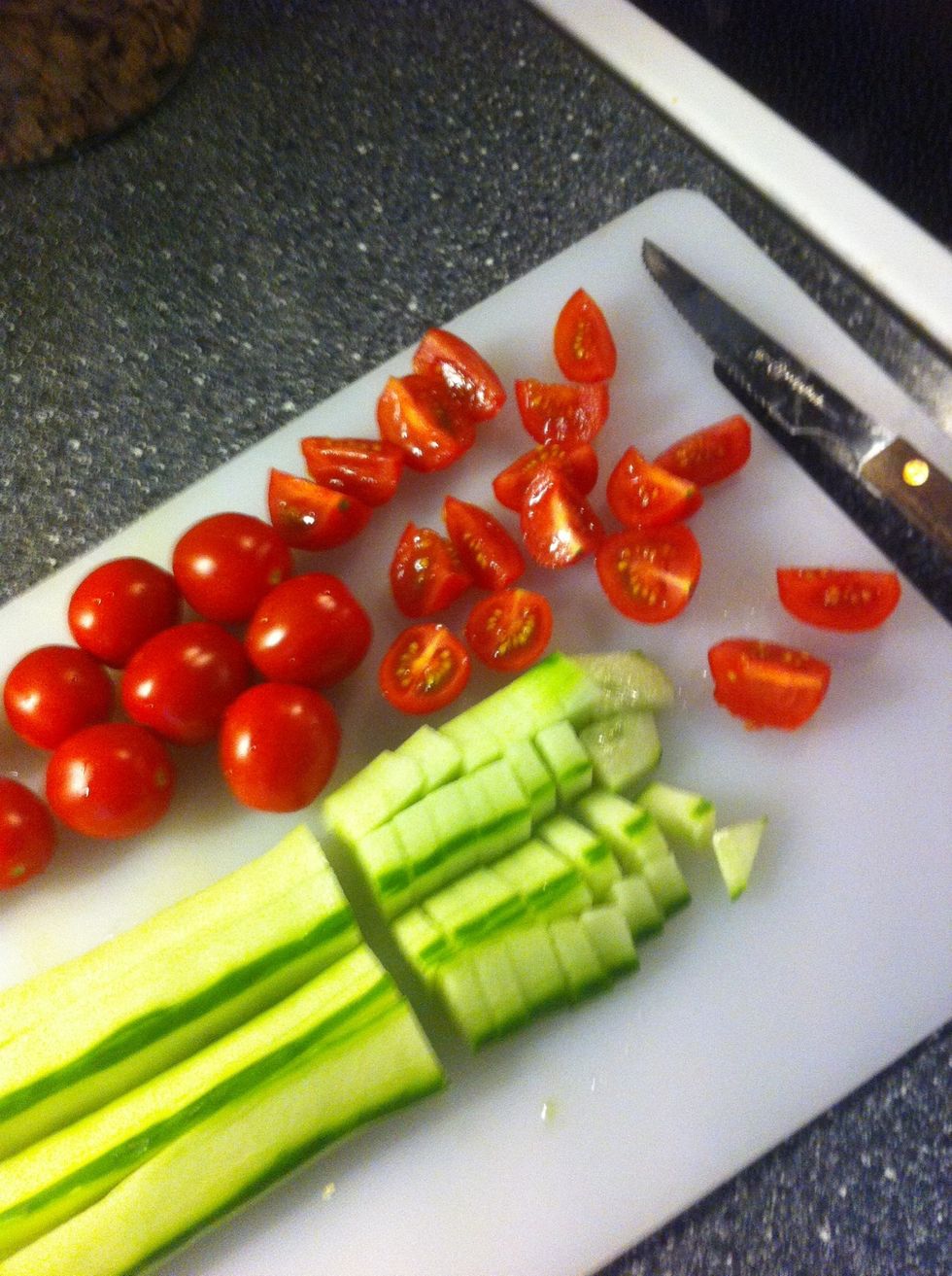 Kutt agurken og tomatene i sm\u00e5 biter