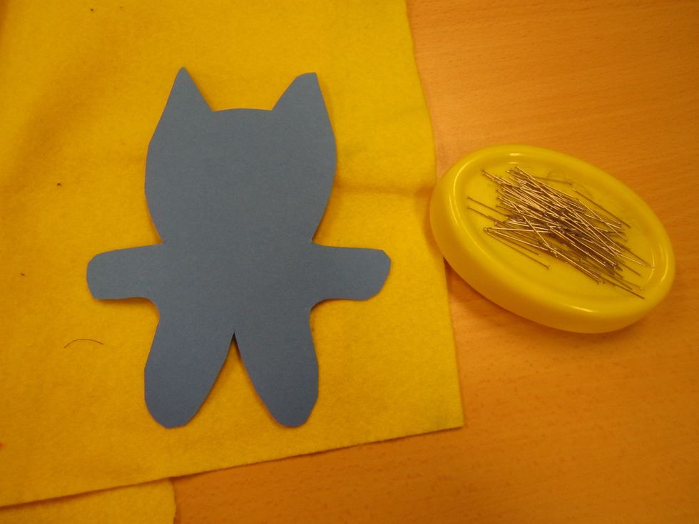 L\u00c4GG MALLEN P\u00c5 FILTTYGET OCH N\u00c5LA FAST MED KNAPPN\u00c5LAR.