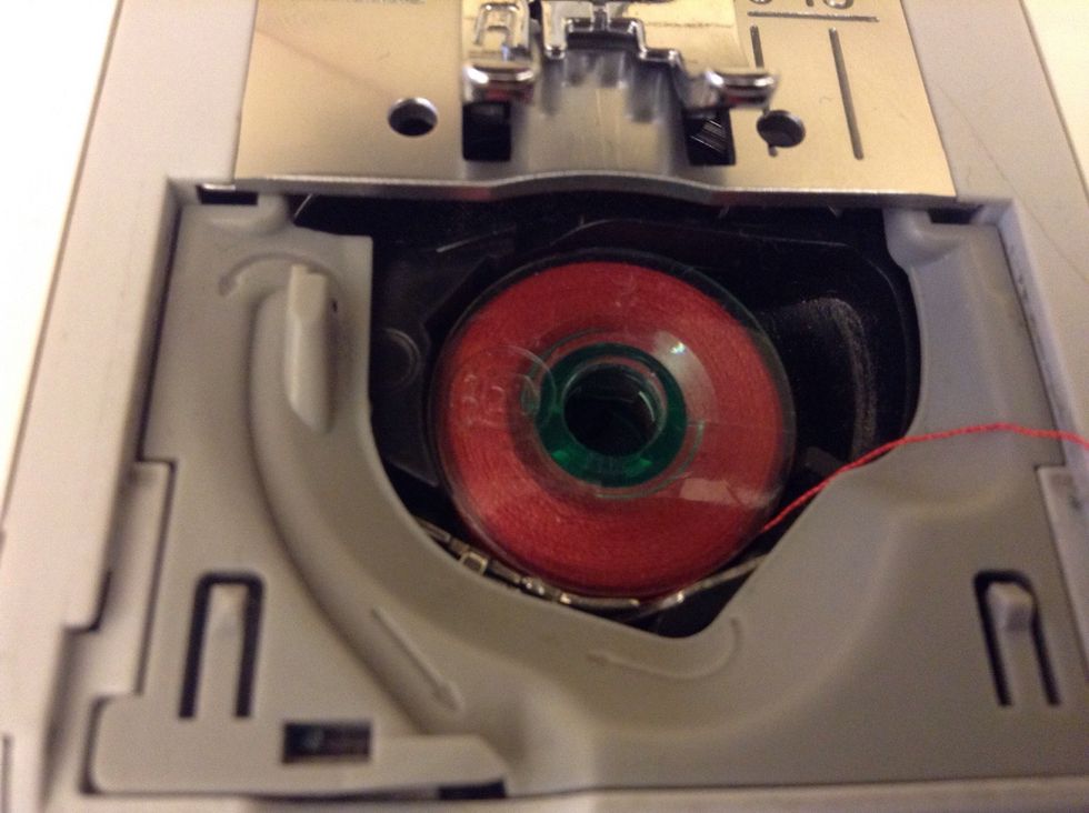 L\u00e4ge spolen i spolhuset. Se till att Husqvarna-m\u00e4rket \u00e4r upp\u00e5t.