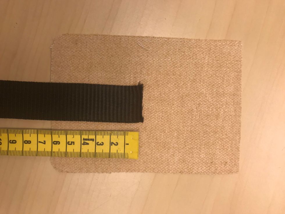 L\u00e4gg bandet ca 6 cm upp p\u00e5 avigsidan av den mellanl\u00e5nga biten