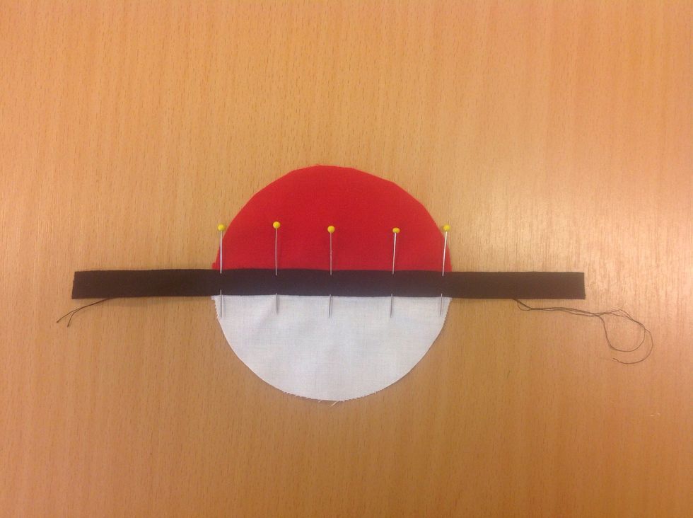 L\u00e4gg bandet \u00f6ver s\u00f6mmen p\u00e5 r\u00e4tsidan och n\u00e5la fast.