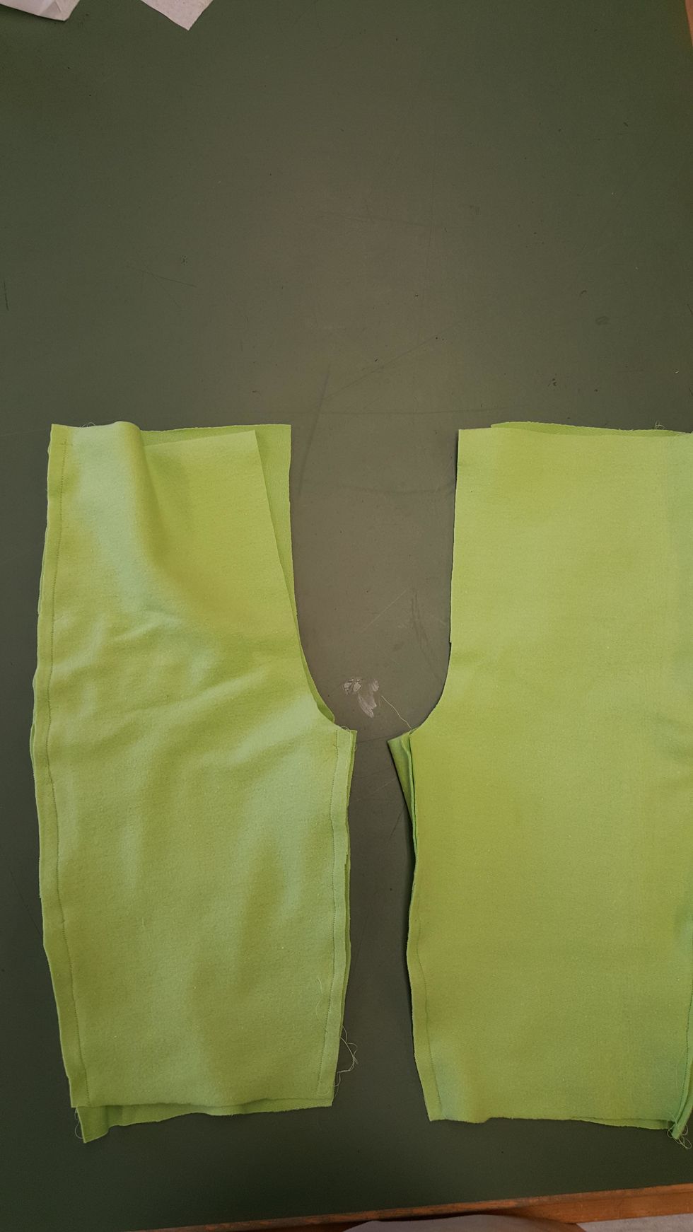 L\u00e4gg byxbenen p\u00e5 ett bord som bilden visar