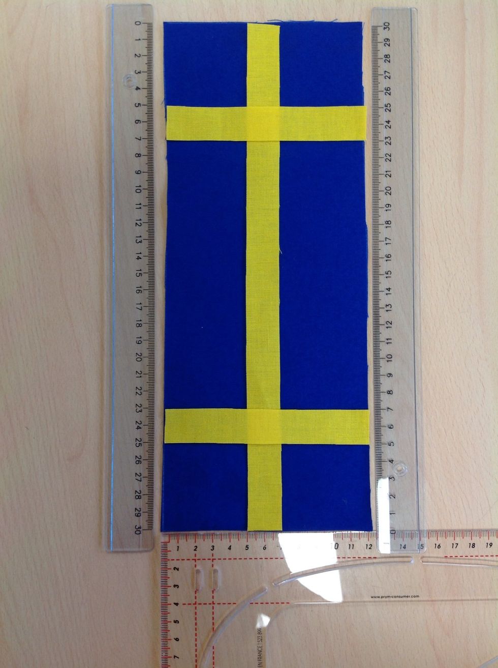 L\u00e4gg de lite kladdiga, annorlunda sidorna ner mot det bl\u00e5a tyget. Titta p\u00e5 linjerna f\u00f6r att se m\u00e5tten.