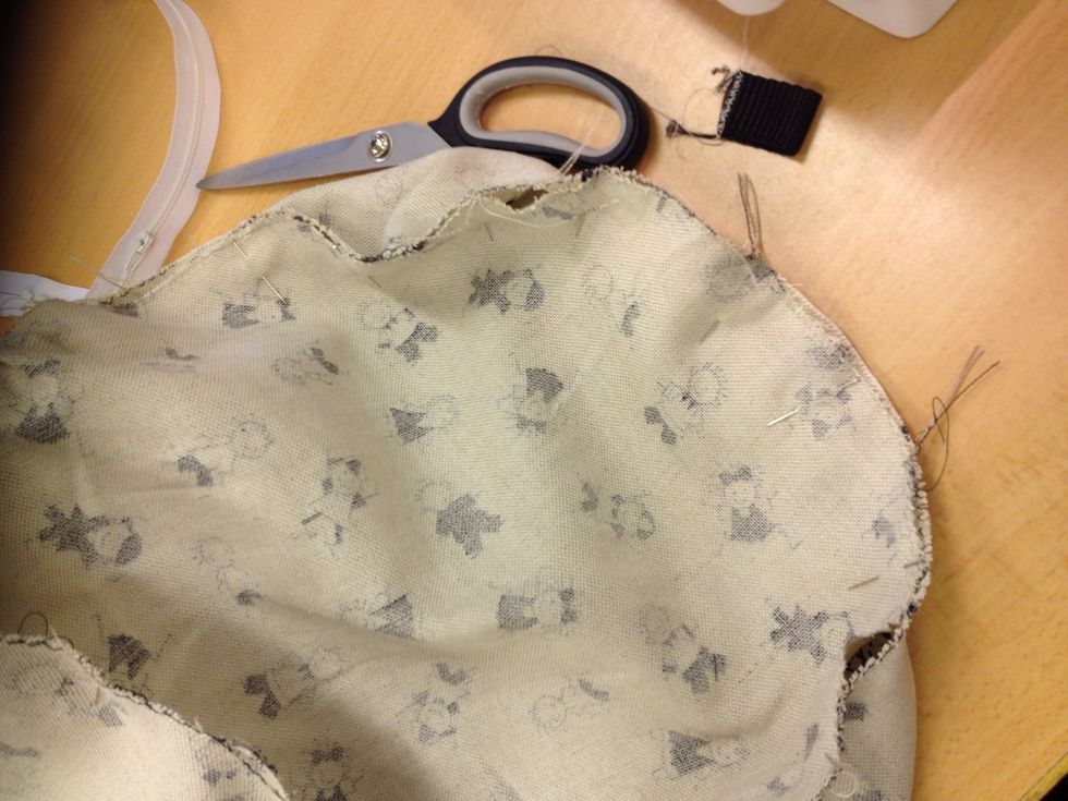 L\u00e4gg de runda sidorna r\u00e4ta mot r\u00e4ta och n\u00e5la ihop.