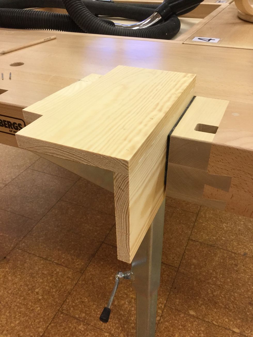 L\u00e4gg den borrade tr\u00e4biten j\u00e4mnt i kanten och j\u00e4mnt p\u00e5 l\u00e4ngden!