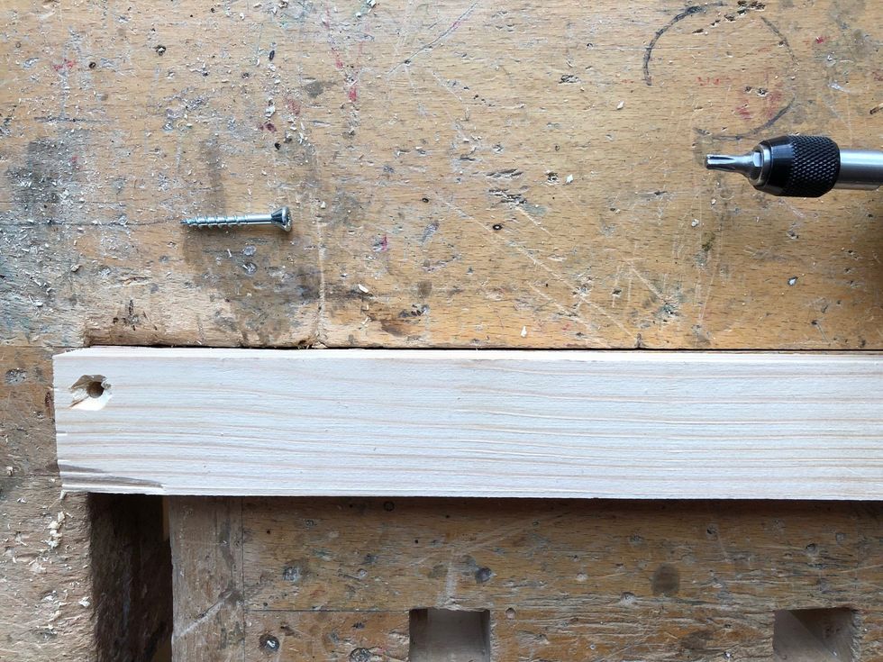 L\u00e4gg den h\u00f6ga biten l\u00e4ngs med linjen som blir p\u00e5 b\u00e4nken