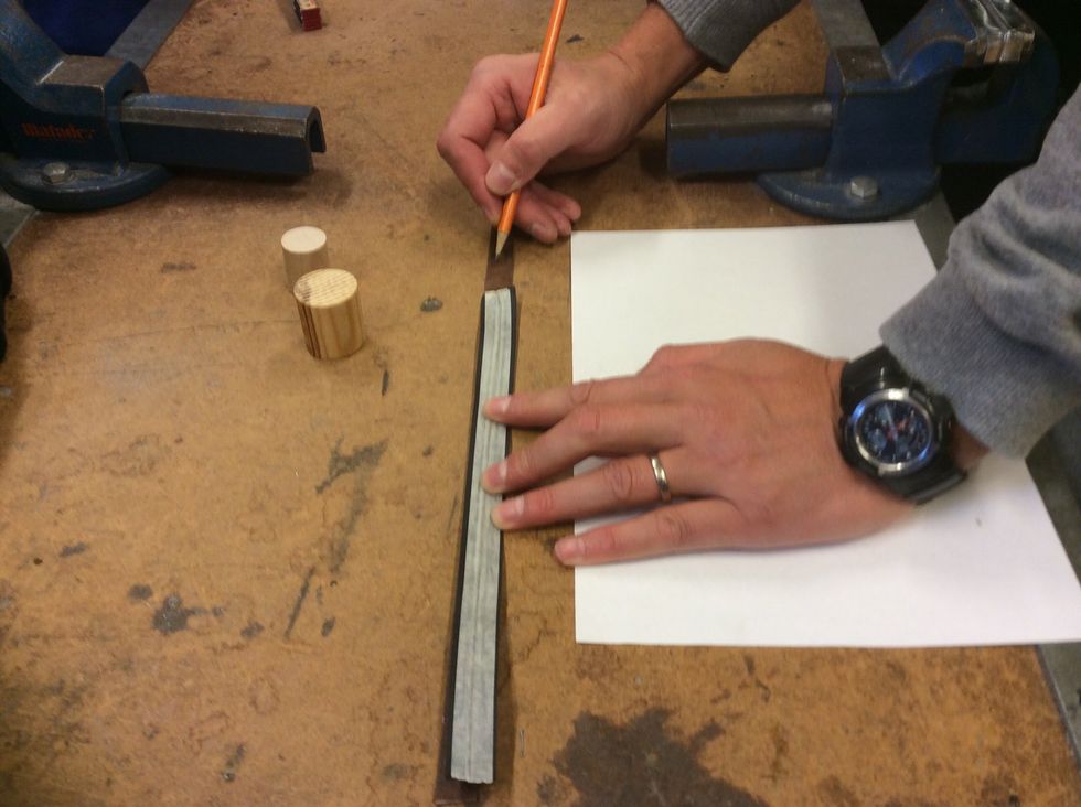 L\u00e4gg den p\u00e5 plattj\u00e4rnet. L\u00e4gg till 1 cm f\u00f6r varje bockning. H\u00e4r var det 3 bockningar vilket g\u00f6r att jag plussar p\u00e5 3 cm. Om du inte g\u00f6r detta kommer det f\u00e4rdiga plattj\u00e4rnet bli mindre \u00e4n din modell.