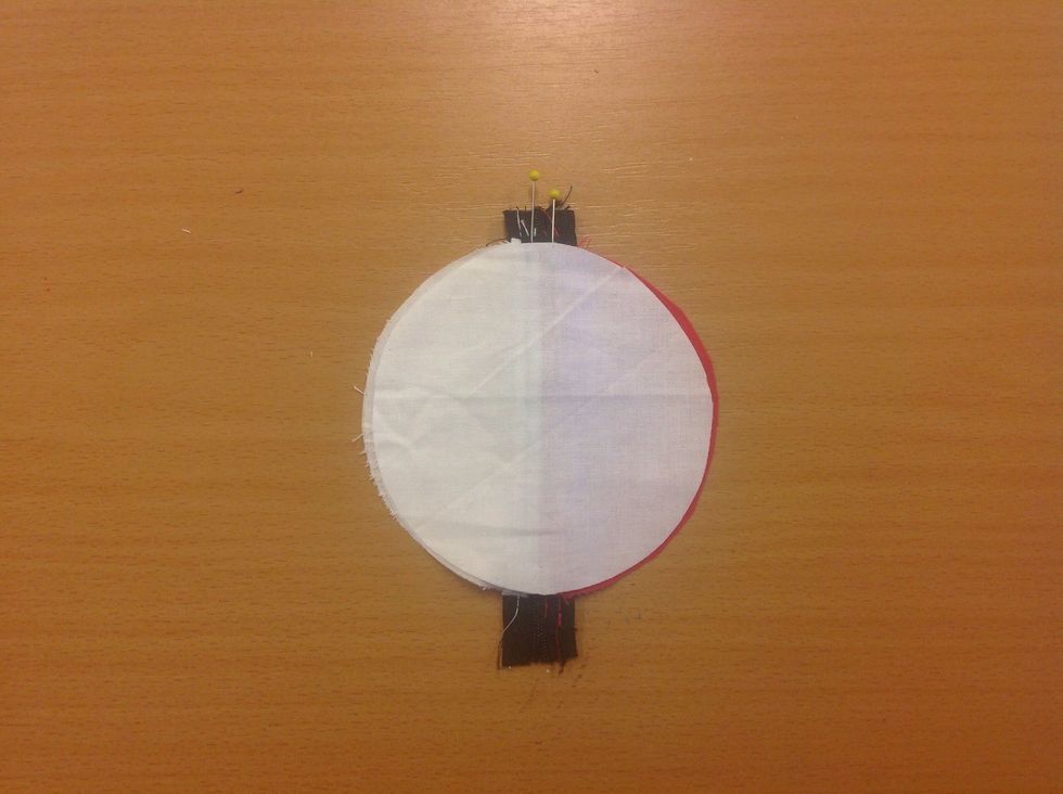 L\u00e4gg den vita cirkeln ovanp\u00e5.