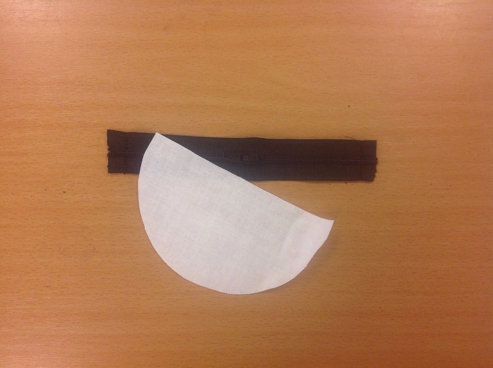 L\u00e4gg den vita halvcirkeln r\u00e4ta mot r\u00e4ta mot dragkedjan.