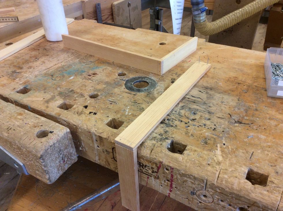 L\u00e4gg det ena L:et \u00f6ver b\u00e4nken och rita och spika p\u00e5 samma s\u00e4tt som du gjort innan.