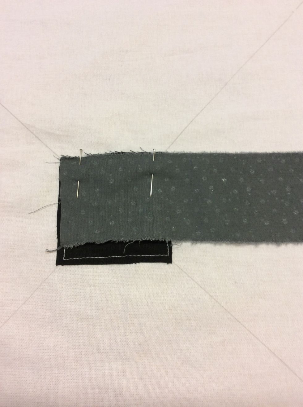 L\u00e4gg det tyg du vill b\u00f6rja med r\u00e4ta mot r\u00e4ta mot din fyrkant som du redan har sytt fast, n\u00e5la.