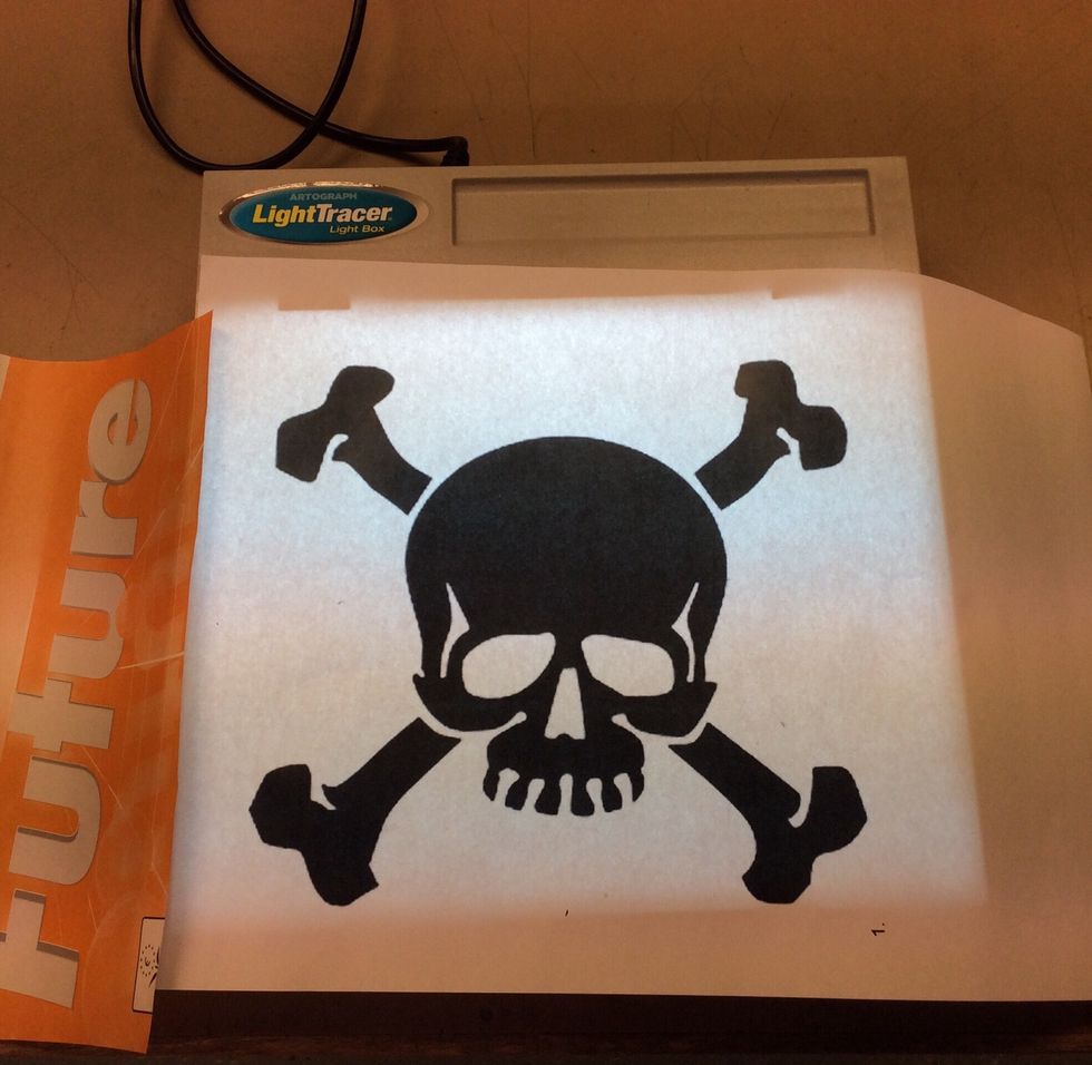 L\u00e4gg din bild p\u00e5 ljusplattan, placera det gula pappret ovanp\u00e5 med gula sidan upp. Det gula pappret b\u00f6r vara ca 5 cm st\u00f6rre \u00e4n bilden p\u00e5 alla kanter.