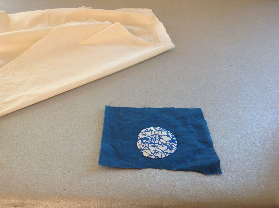 L\u00e4gg din utklippta tygbit med avigsidan (baksidan) ner mot tyget du ska f\u00e4sta den p\u00e5.