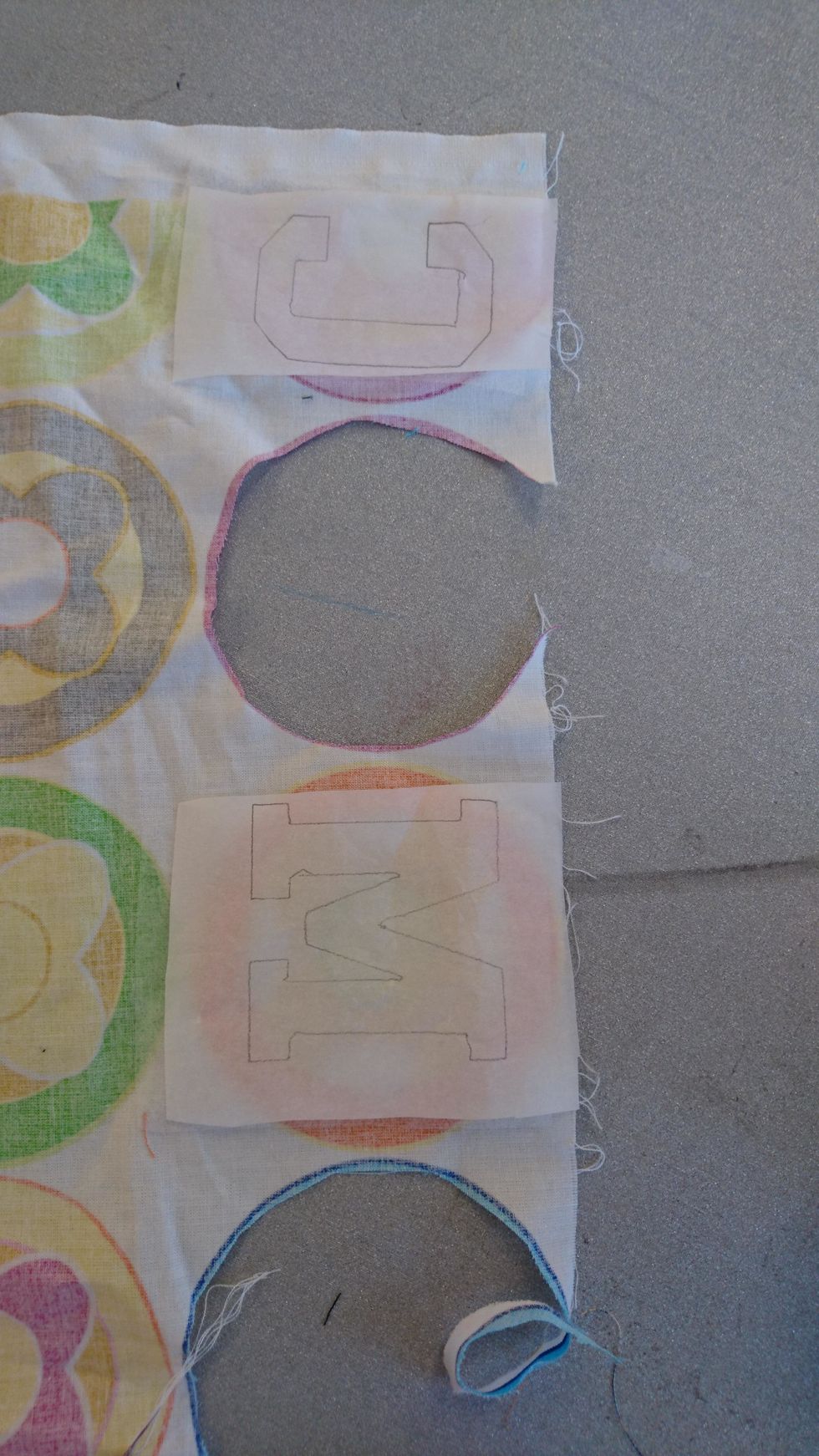 L\u00e4gg dit dina initialer med den sl\u00e4ta sidan upp.