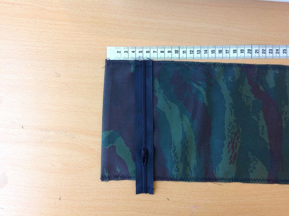 L\u00e4gg dragkedjan p\u00e5 r\u00e4tsidan av tyget 4 cm in fr\u00e5n kanten.