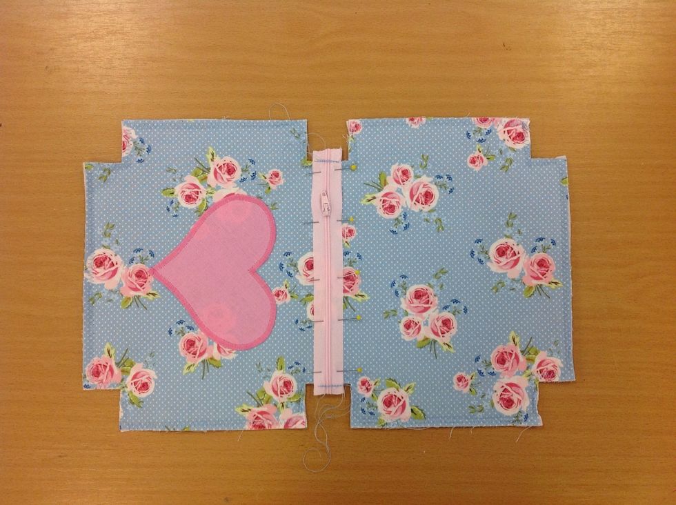 L\u00e4gg dragkedjan p\u00e5 r\u00e4tsidan av yttertyget. Tv\u00e4rn\u00e5la fast.