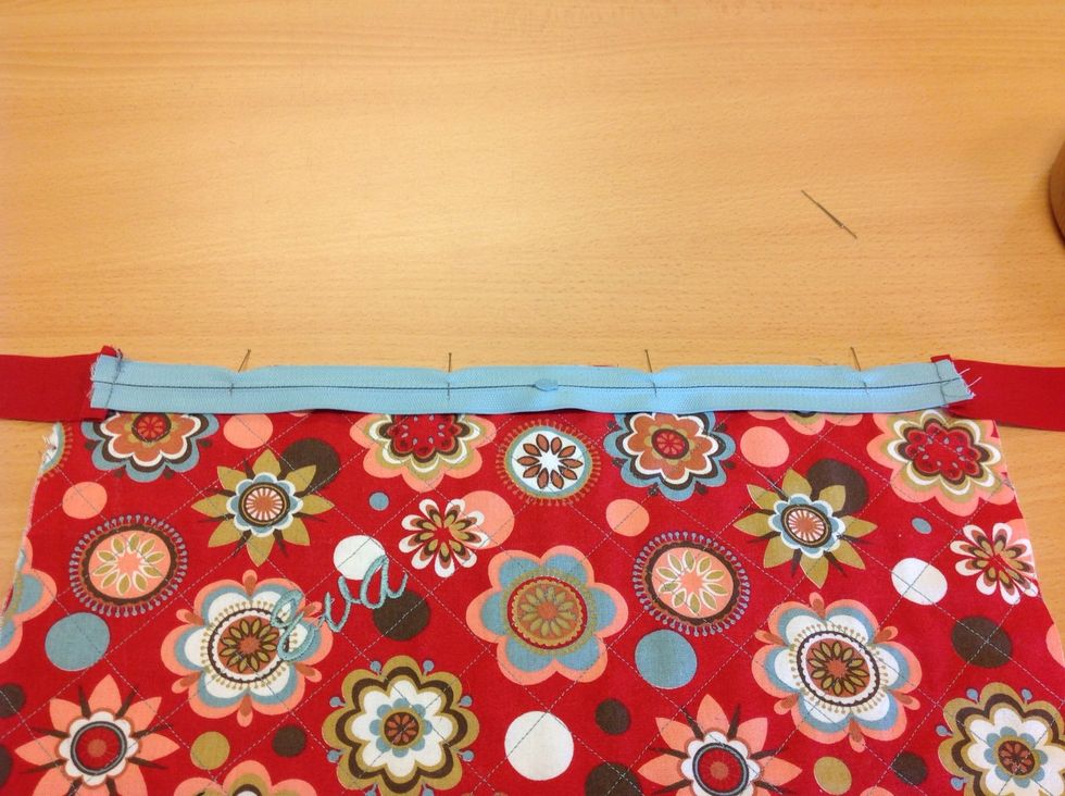 L\u00e4gg dragkedjan r\u00e4ta mot r\u00e4ta med yttertyget och n\u00e5la fast. Se till att det verkligen blir kant vid kant.