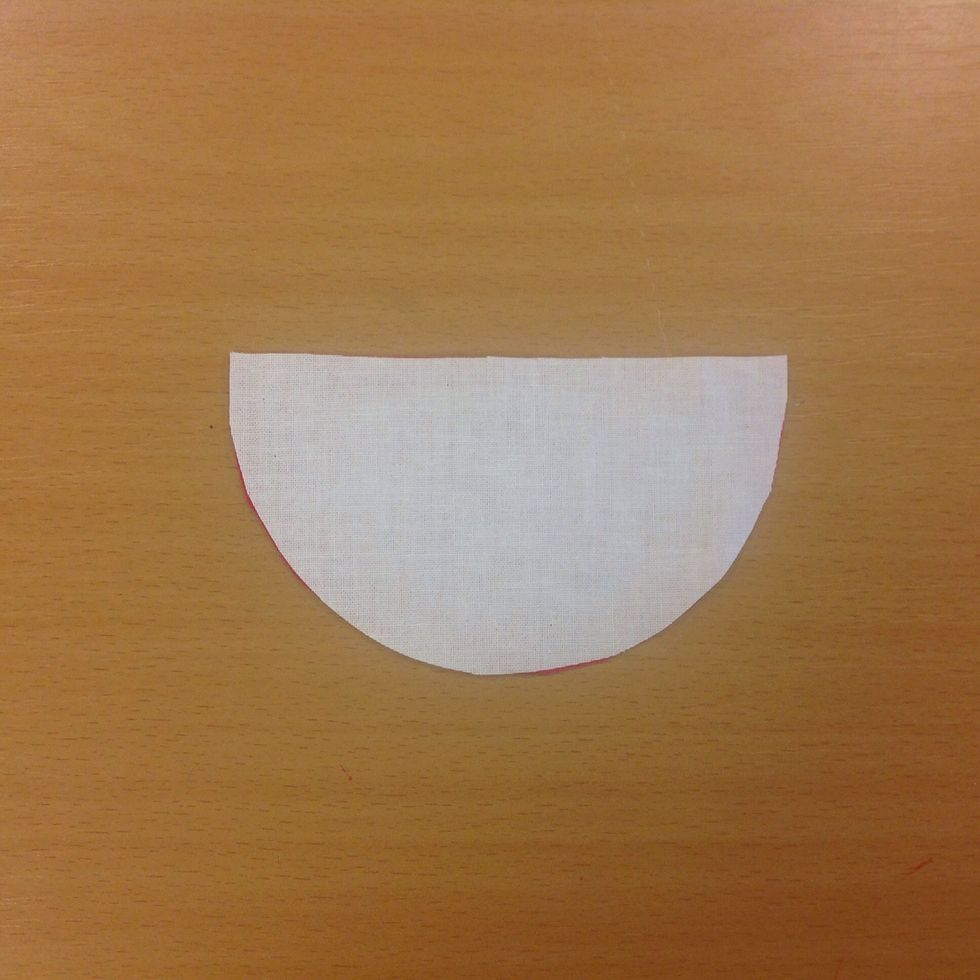 L\u00e4gg en r\u00f6d och en vit tygbit ovanp\u00e5 varandra r\u00e4ta mot r\u00e4ta. Se till s\u00e5 att de ligger kant i kant!