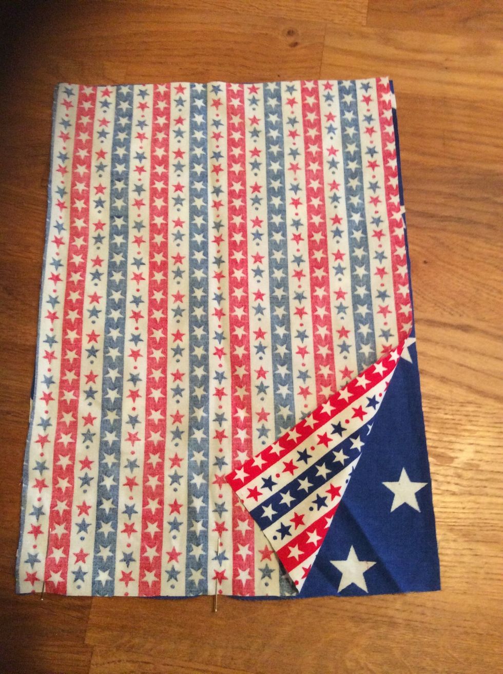 L\u00e4gg ett av innertyget med den fina sidan (r\u00e4tsidan) upp\u00e5t. L\u00e4gg ett av yttertygen ovanp\u00e5 med r\u00e4tsidan ned\u00e5t. Tv\u00e4rn\u00e5la runtom alla 4 sidorna.