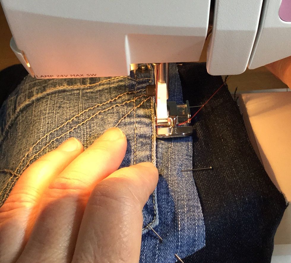 L\u00e4gg fickan helt upp till pressafotens kant, ungef\u00e4r mitt p\u00e5 fickan.