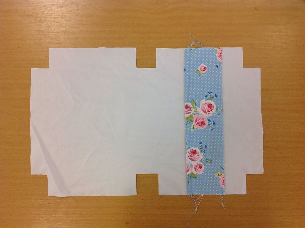 L\u00e4gg fickbiten med r\u00e4tsidan upp p\u00e5 fodertygets r\u00e4tsida. \u00d6ppningen d\u00e4r du sytt en s\u00f6m ska vara v\u00e4nd mot mitten.