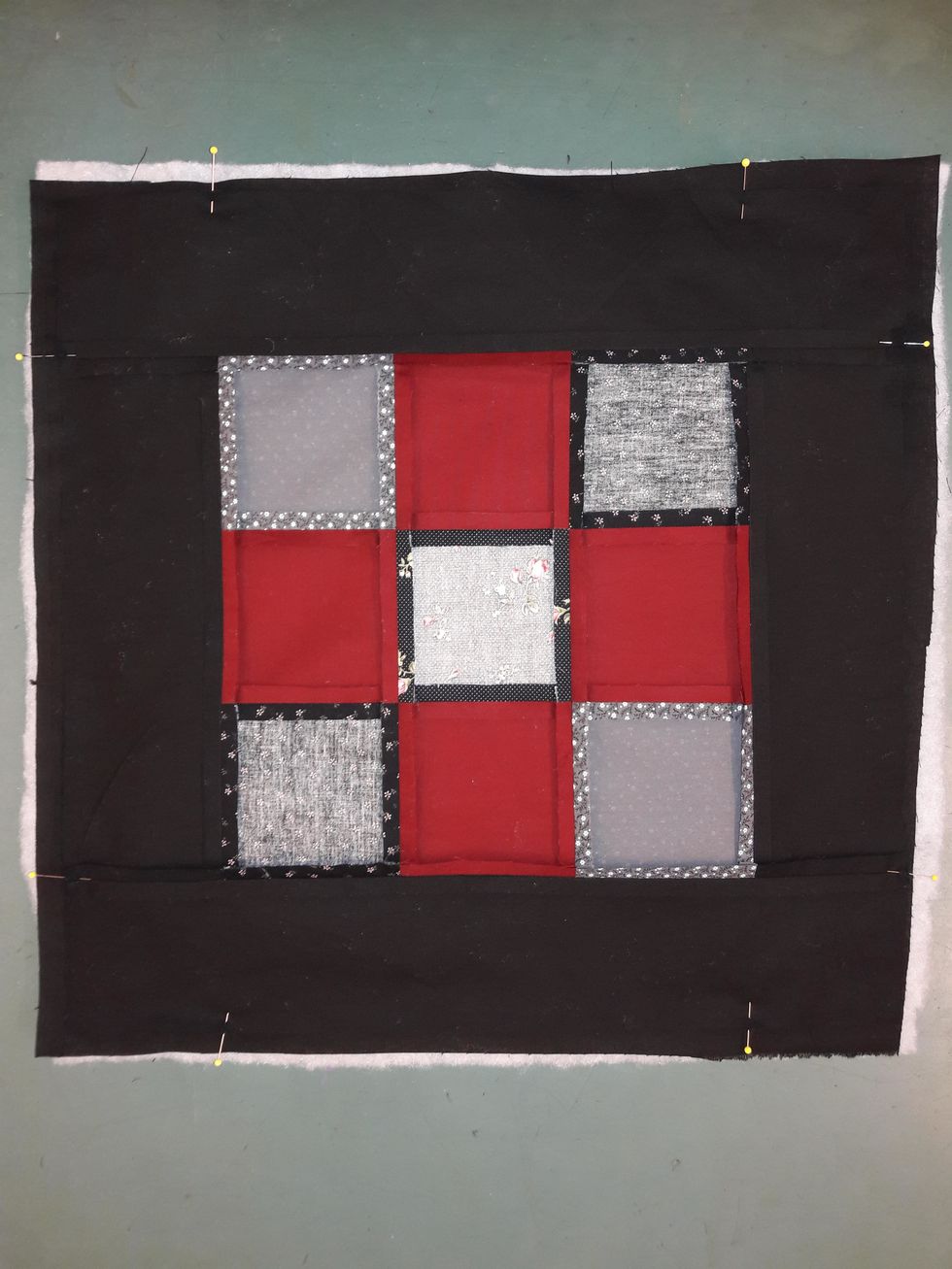 L\u00e4gg framstycket ovanp\u00e5 med avigsidan (baksidan) upp.