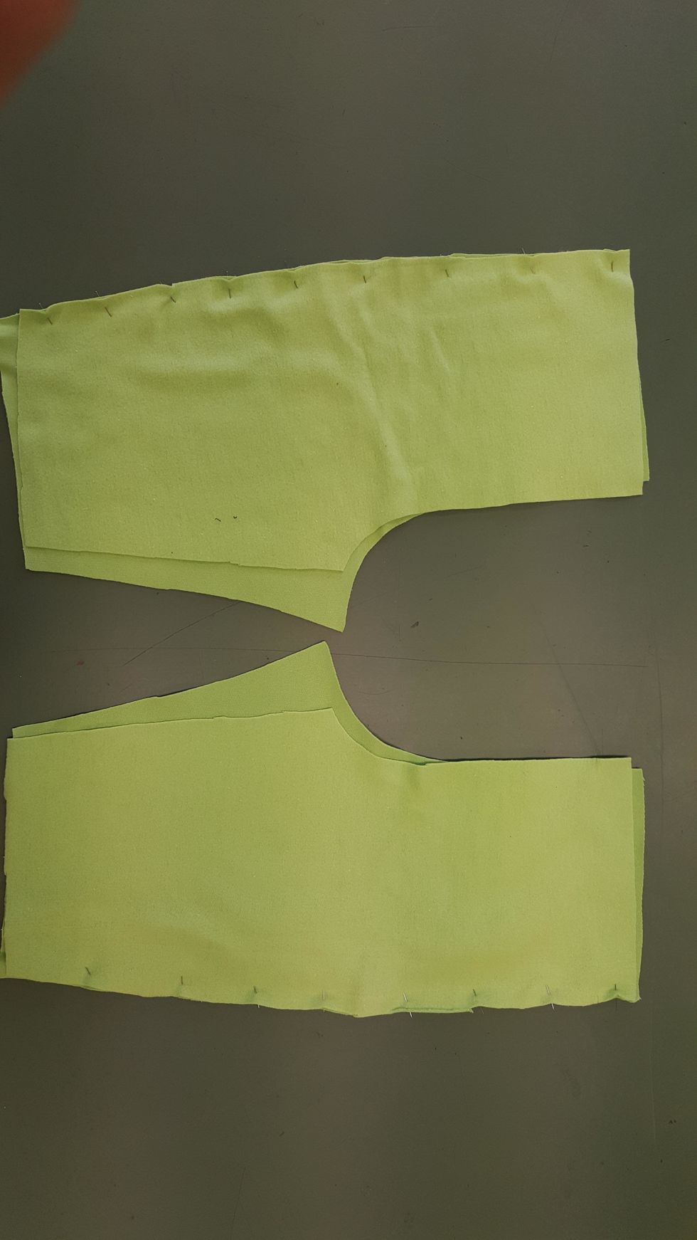 L\u00e4gg framstycket p\u00e5 bakstycket, r\u00e4ta mot r\u00e4ta och n\u00e5la sids\u00f6mmen. OBS! Fram och bakstycke SKA vara olika stora.