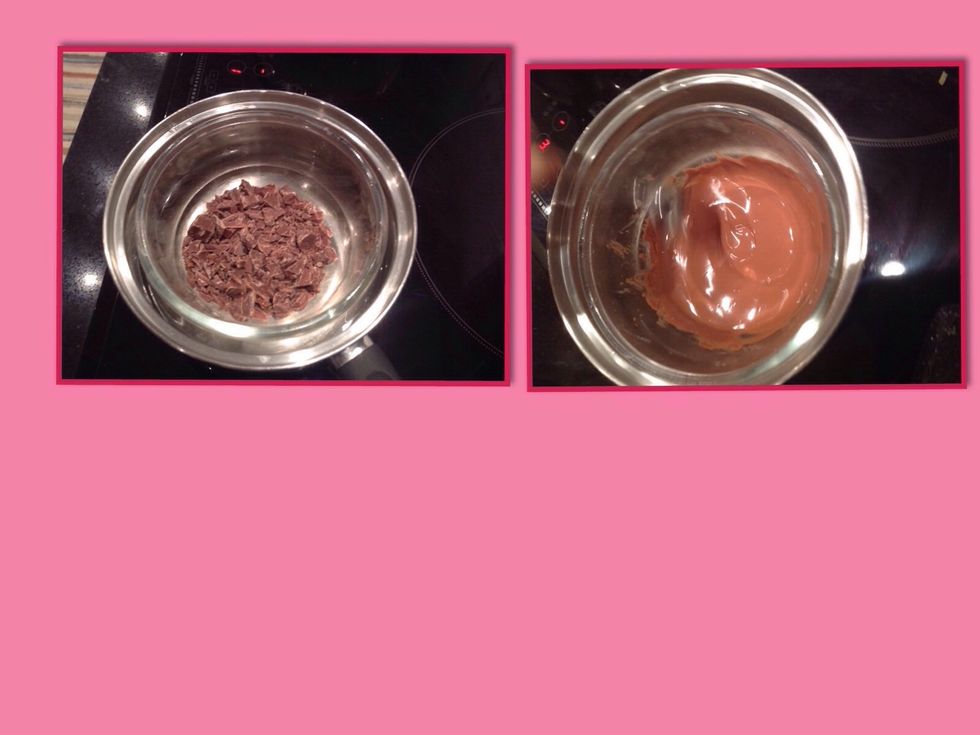 L\u00e4gg i chokladen i ett vatten bad och sm\u00e4lt chokladen till en j\u00e4mn smet. melt the chocolate on the hot water.