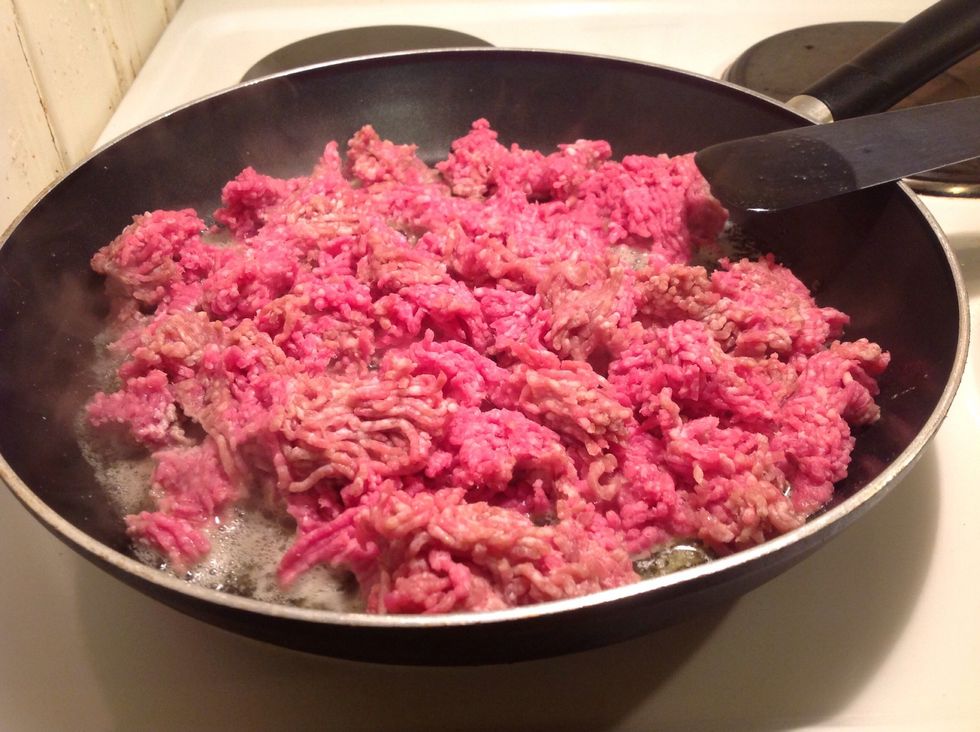 L\u00e4gg i k\u00f6ttf\u00e4rsen i stekpannan. Put down the meat in the frying pan.