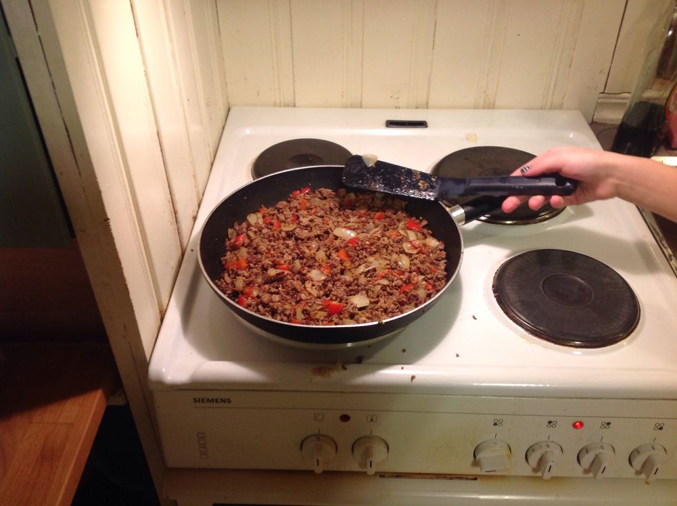 L\u00e4gg i l\u00f6ken och paprikan. Put the pepper and the onion in the frying pan.