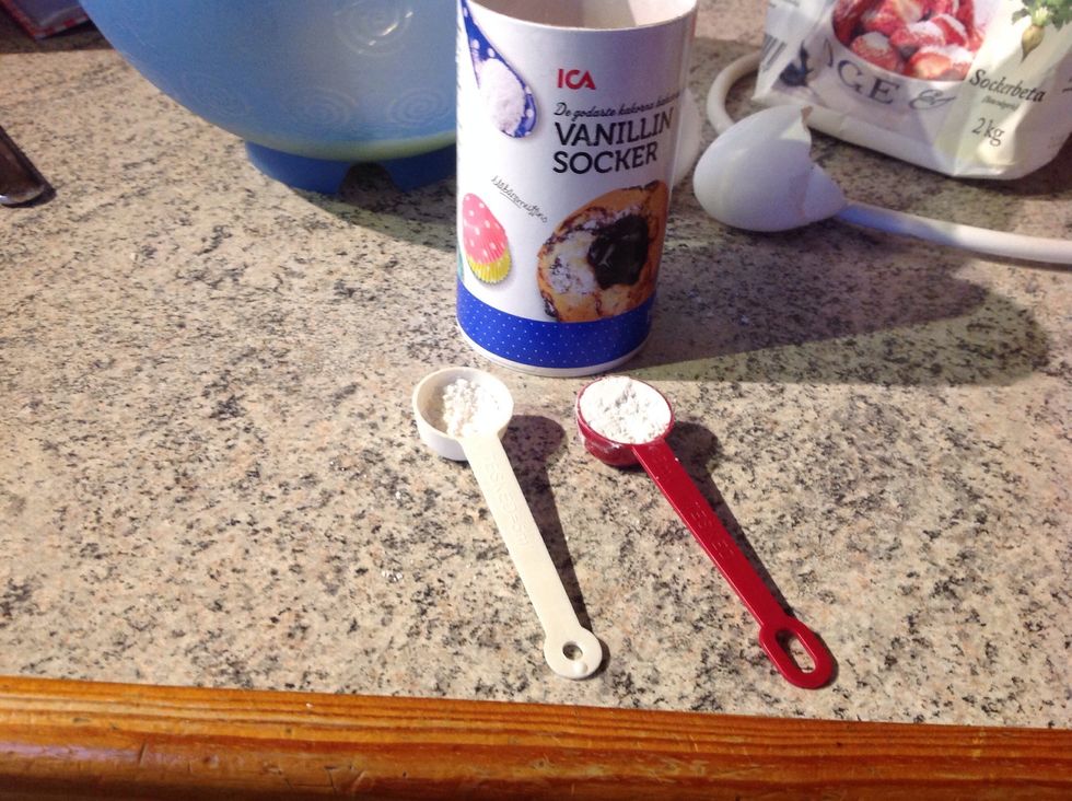 L\u00e4gg I vaniljsockret add the vanilla sugar